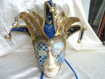 masque visage dessiné à la main, bleu et or, coiffe avec clochettes, gallon doré