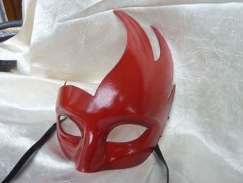 masque loup rouge brillant, asymétrique ,  artisanat vénitien