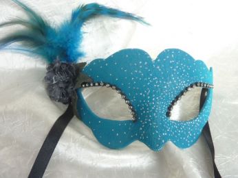 masque loup recouvert d'un magnifique tissu bleu avec strass, fleur noir et plumes bleu, fait main, unique