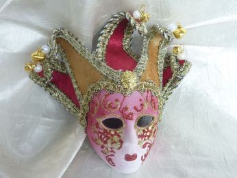 masque miniature pour décoration, coiffe composé par 4 cornes rouge et doré en velours , gallon doré, clochettes, visage décoré avec glitter, fait main