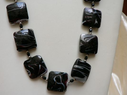  collier avec perles carrées en verre blanc et noir