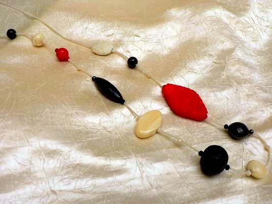 collier en rocaille et perles couleur noire, blanche et rouge 