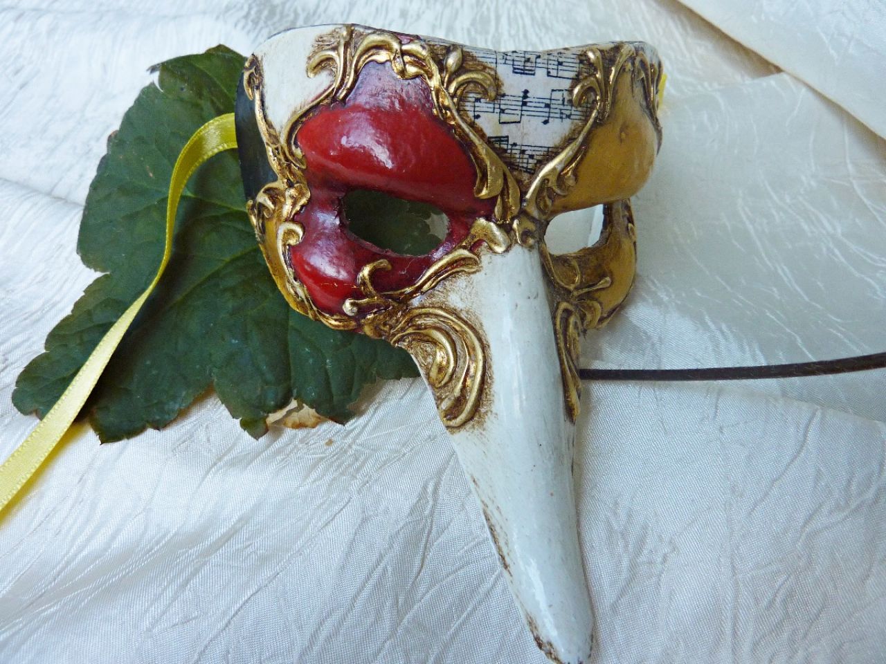 masque miniature en papier mâché, personnage de serviteur dit Zanni