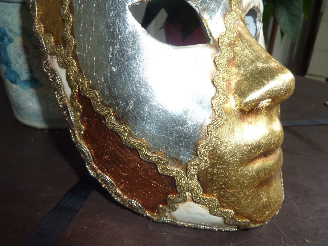 visage en papier mâche avec décor à losange, feuille d'or, de cuivre, d'argent