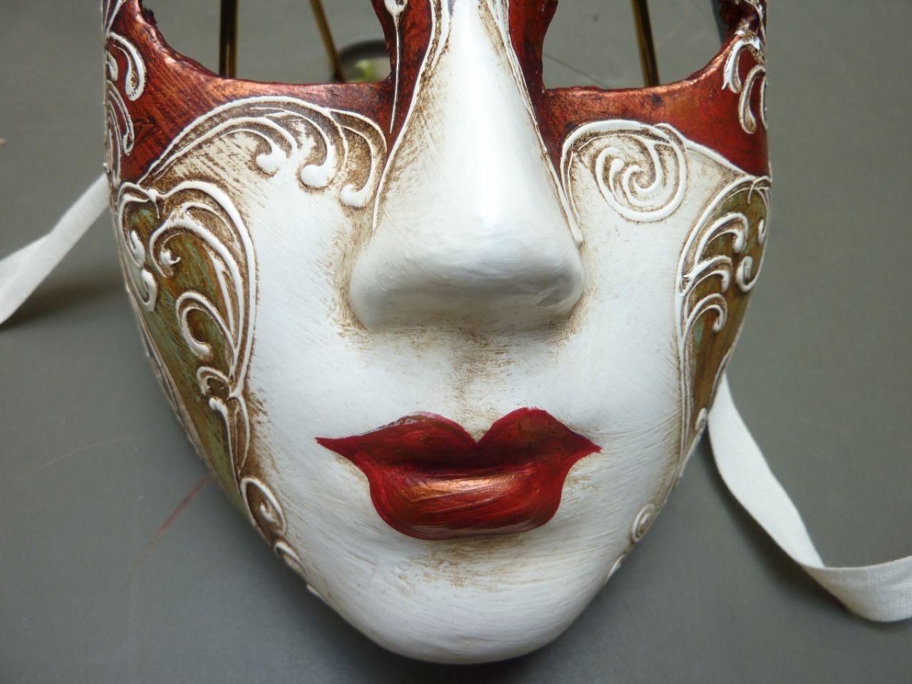 masque en papier mâche , fait main, décor avec vue de Venise