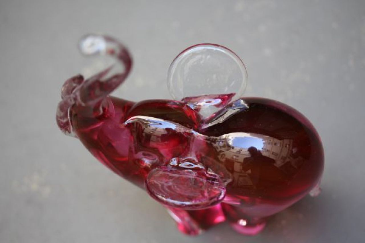 éléphant rose rubis en verre plein , fait main , maison Formia de Murano