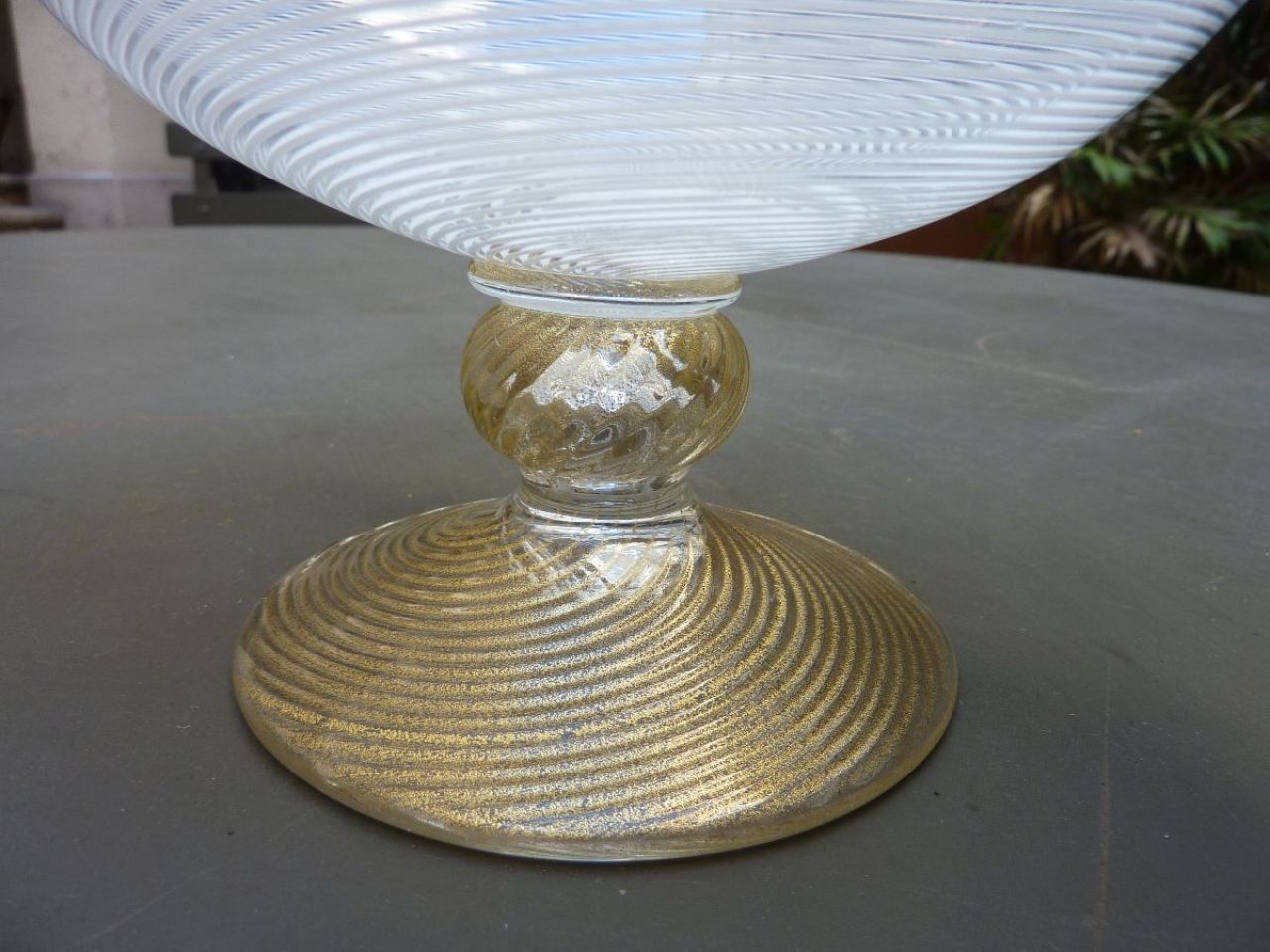 Magnifique coupe en verre filigrana, base en cristal avec feuille d'or, réalisé par le maitre verrier Giuliano Ballarin 