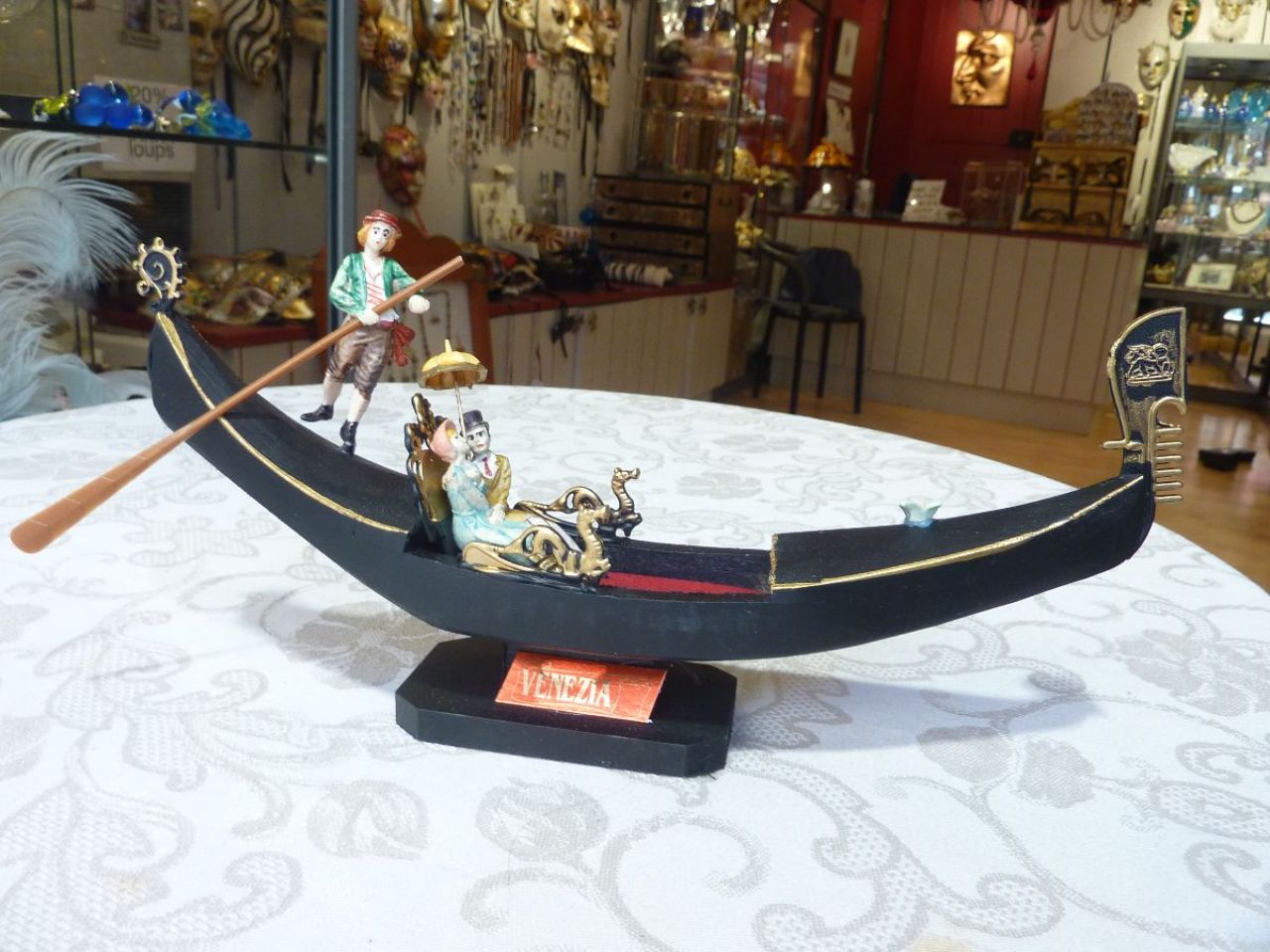 gondole de Venise en bois, personnages en résine , objet de décoration pour ambiance vénitienne en occasion de mariage ou de fétes 