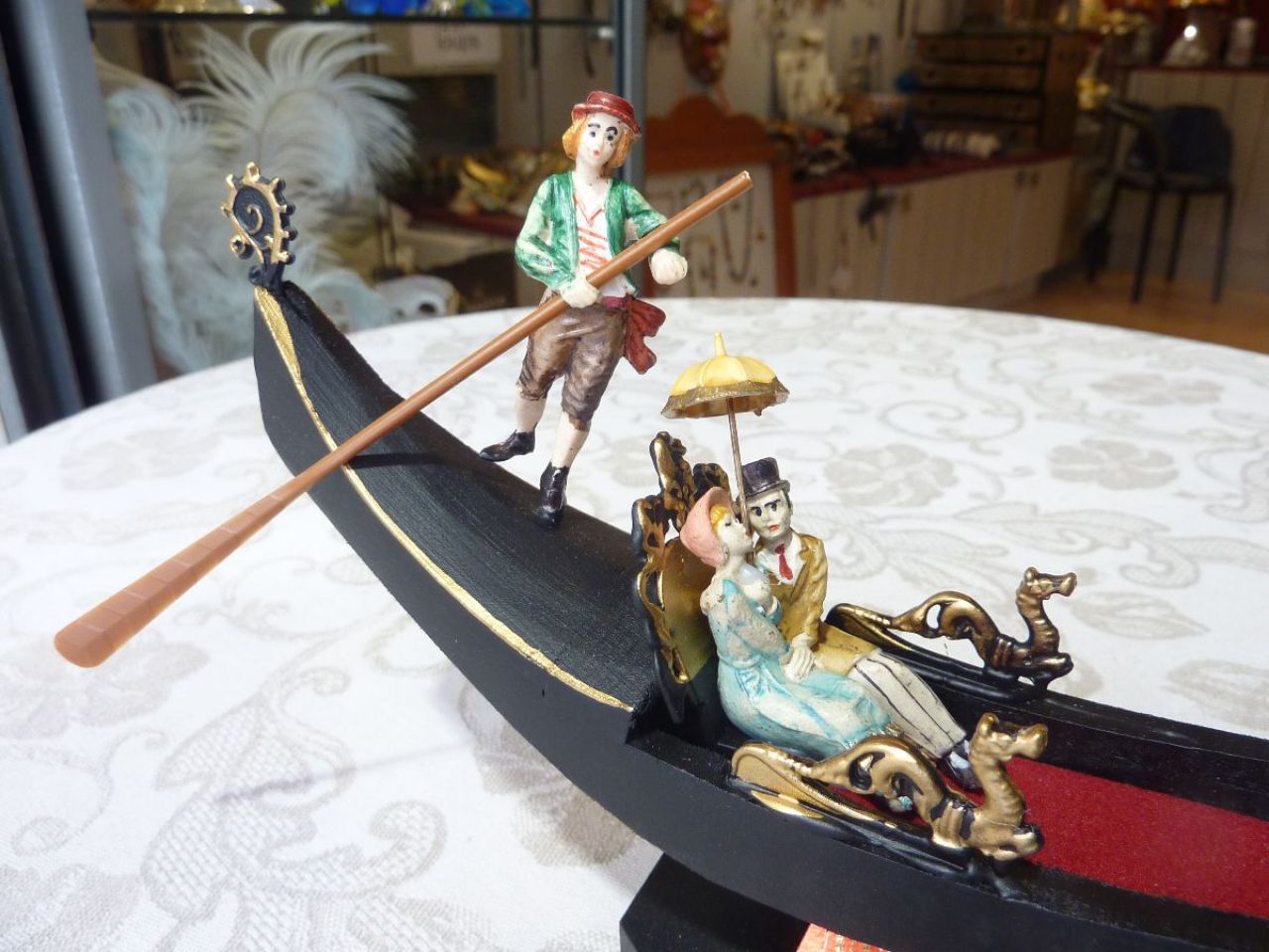 gondole de Venise en bois, personnages en résine , objet de décoration pour ambiance vénitienne en occasion de mariage ou de fétes 