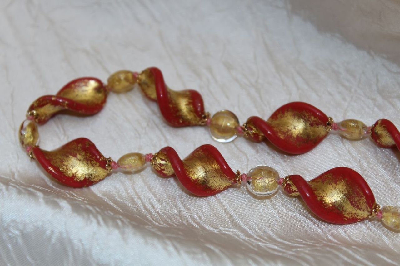 collier en perle de verre de Murano couleur rouge et feuille d'or à 24 carats