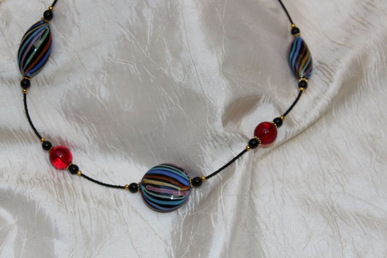 collieren verre de murano, trois grandes perles multicolore enfilées avec des petites perles 