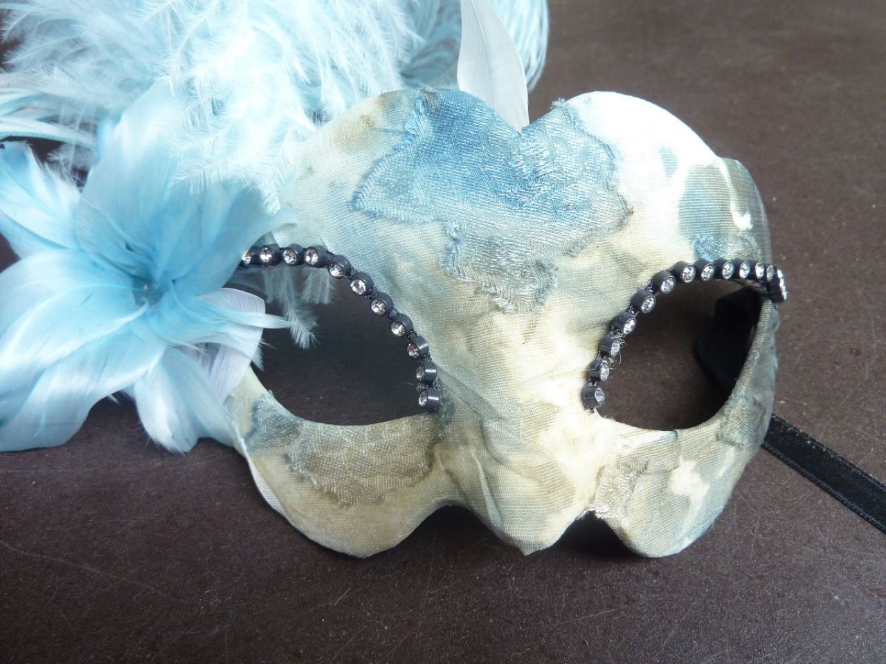 masque loup avec plumes d'autruche, recouvert de tissu de créateur, pièce unique, strass