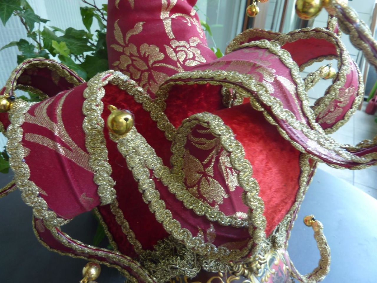 masque jolly avec magnifique travail en tissu et velours sur le chapeau, visage décoré avec cartes tarot