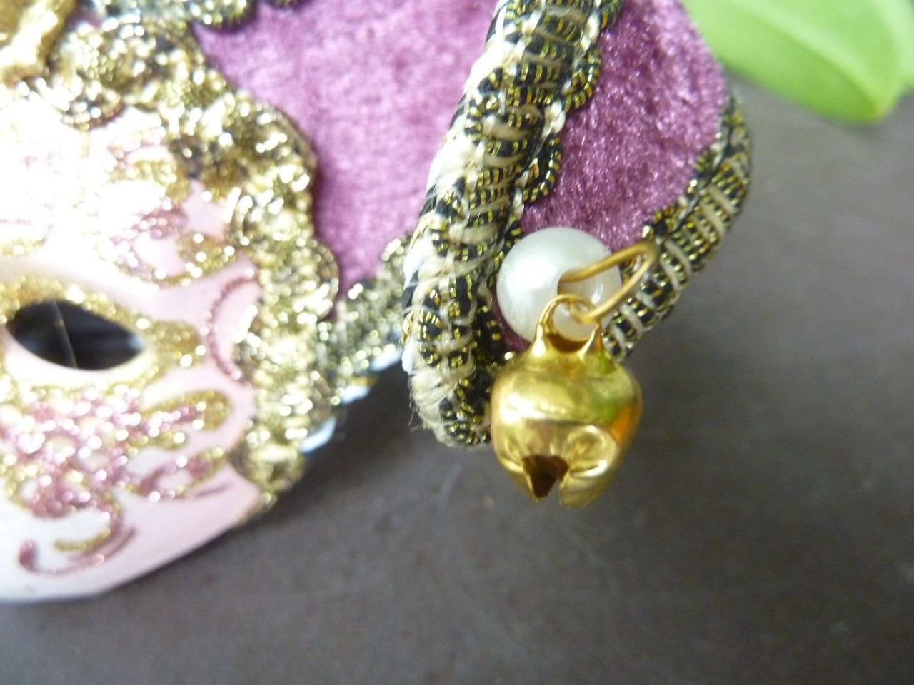 masque décoré à la main à Venise, tissu rose et doré, gallon, clochettes, bijou sur le front, glitter.