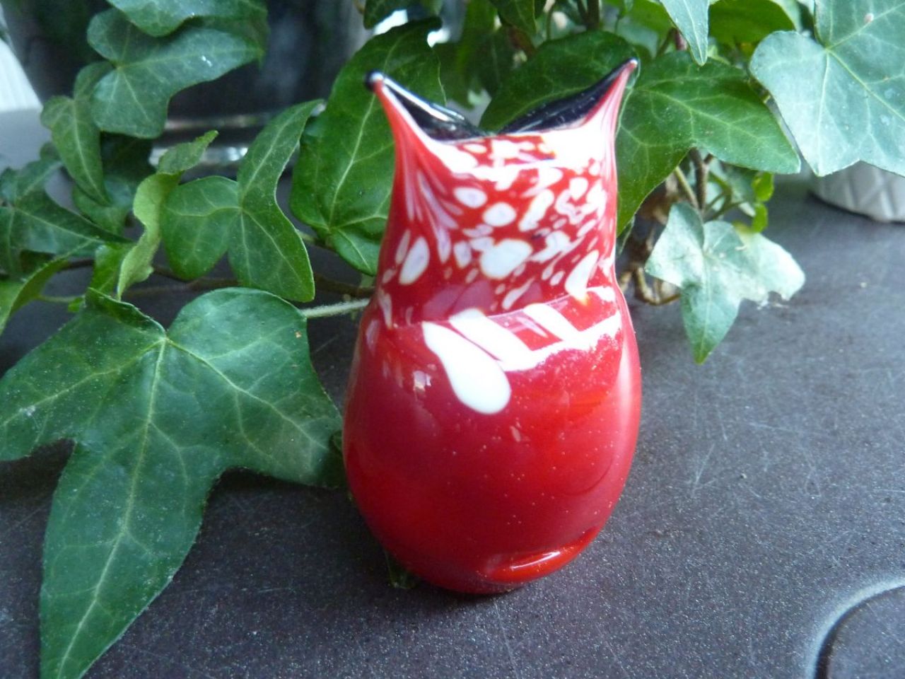 petit hibou rouge et blanc fait en verre de Murano par un maître verrier
