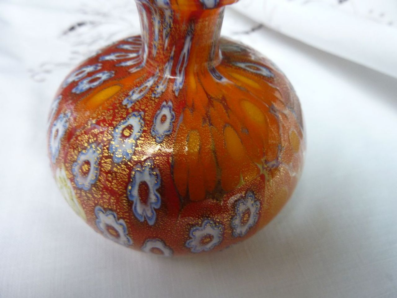 flacon en millefiori travail artistique de Murano , verre soufflé recouvert d'une fine feuille d'or, couleur rouge et orange