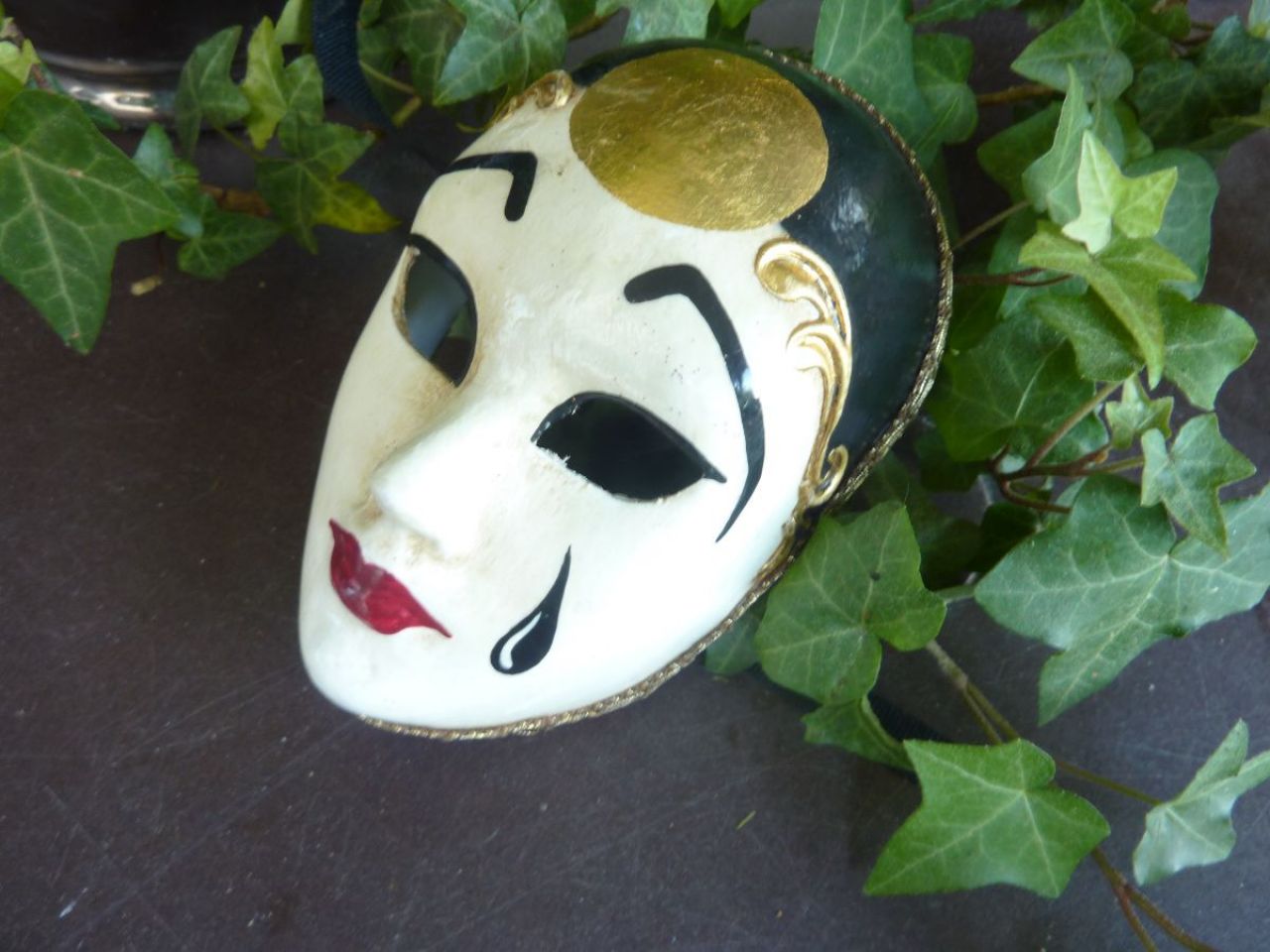 petit masque Pierrot en papier mâché pour la décoration