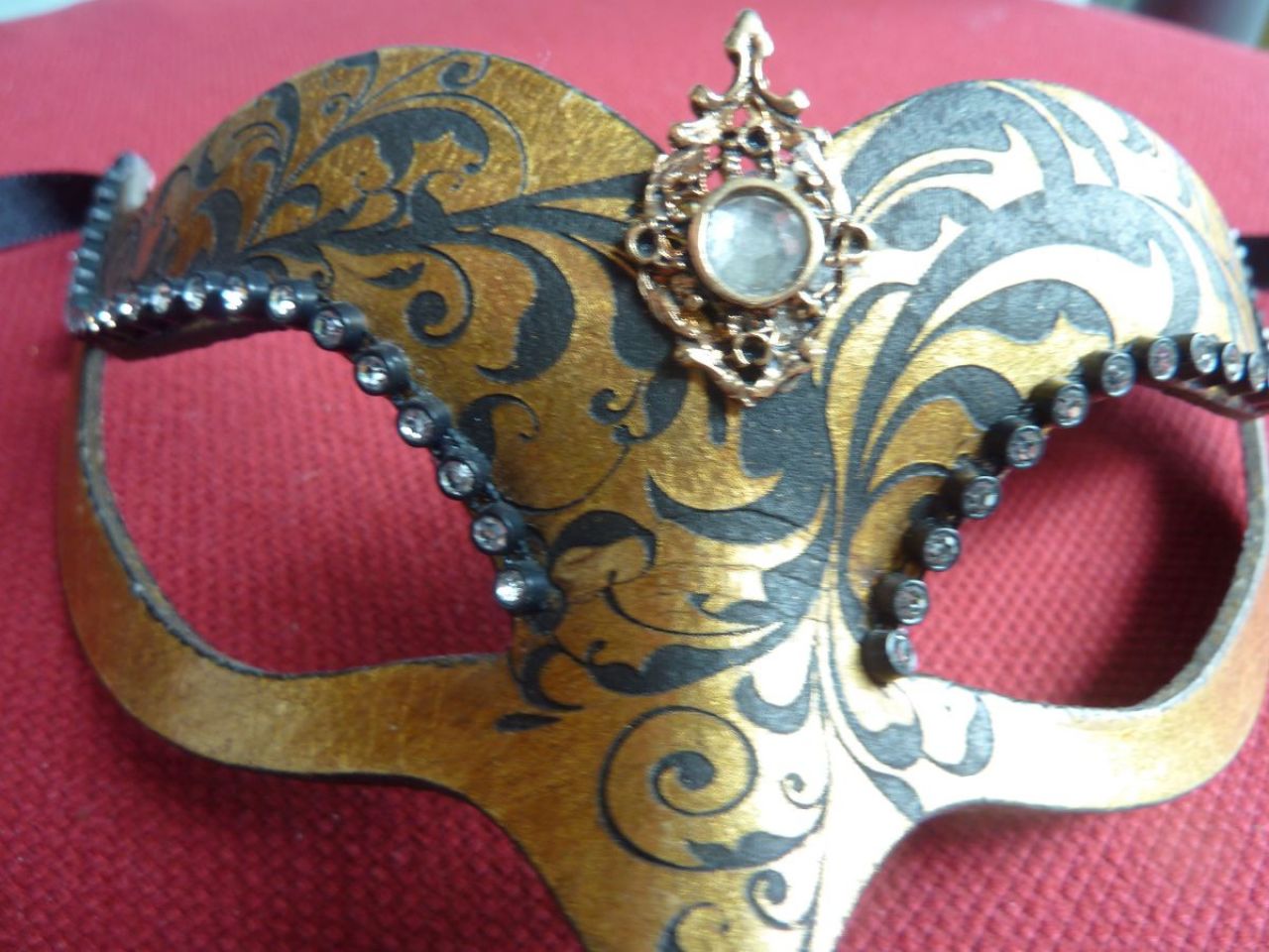 loup femme décoré à la main, noir sur fond or, bijou sur le front 