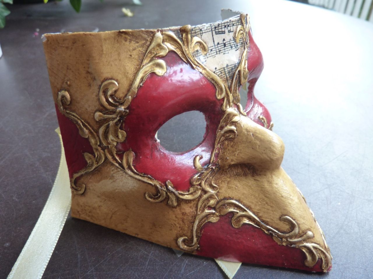 petit masque bauta fait à la main en papier mâche, pour décoration et collection 