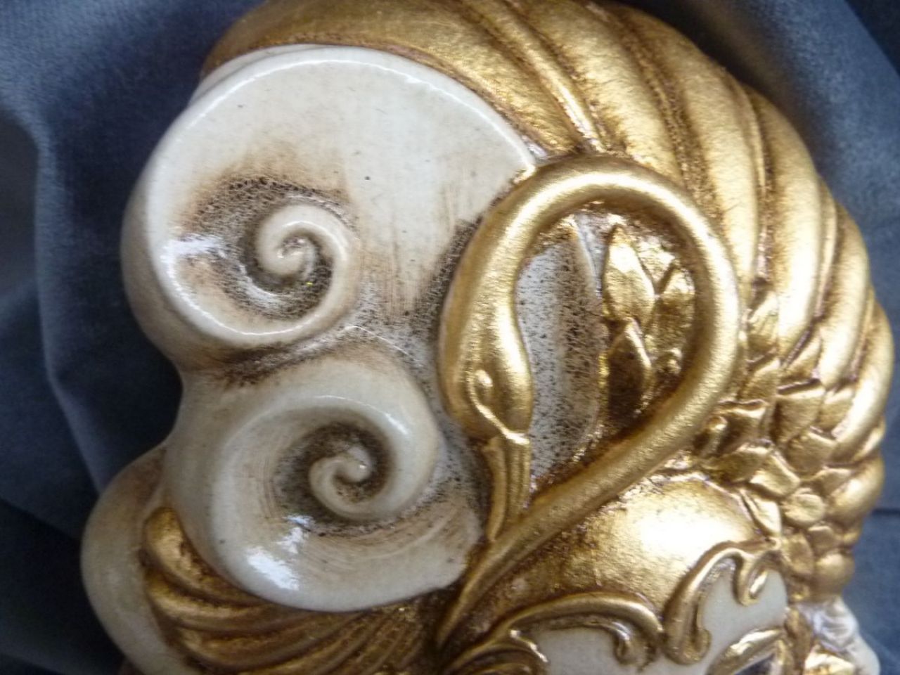 masque en céramique italienne, couleur ivoire et feuille d'or, à suspendre  