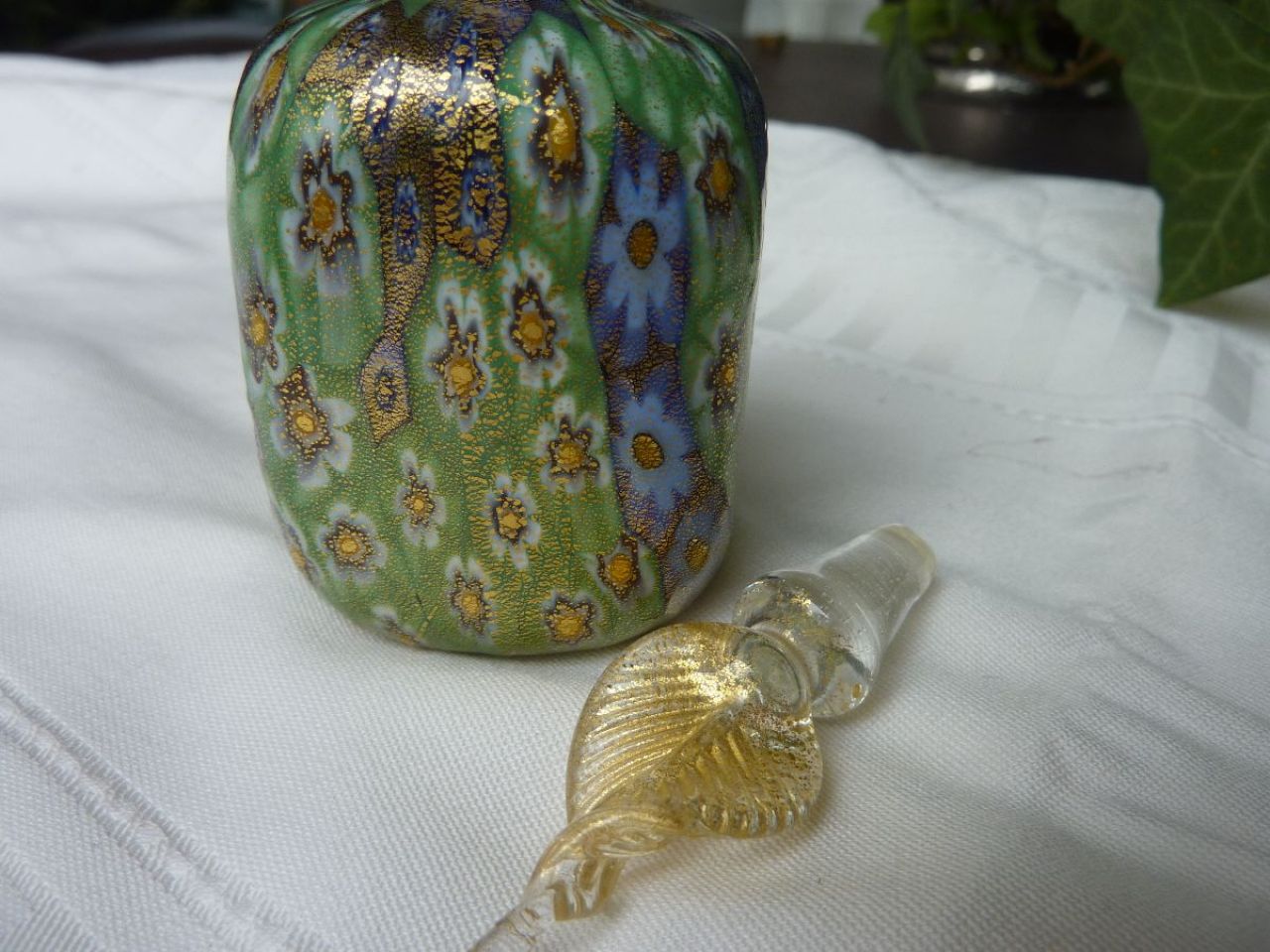 flacon en verre de Murano millefleur , verre soufflé, bouchon en cristal, feuille d'or à 24 carats, base carré