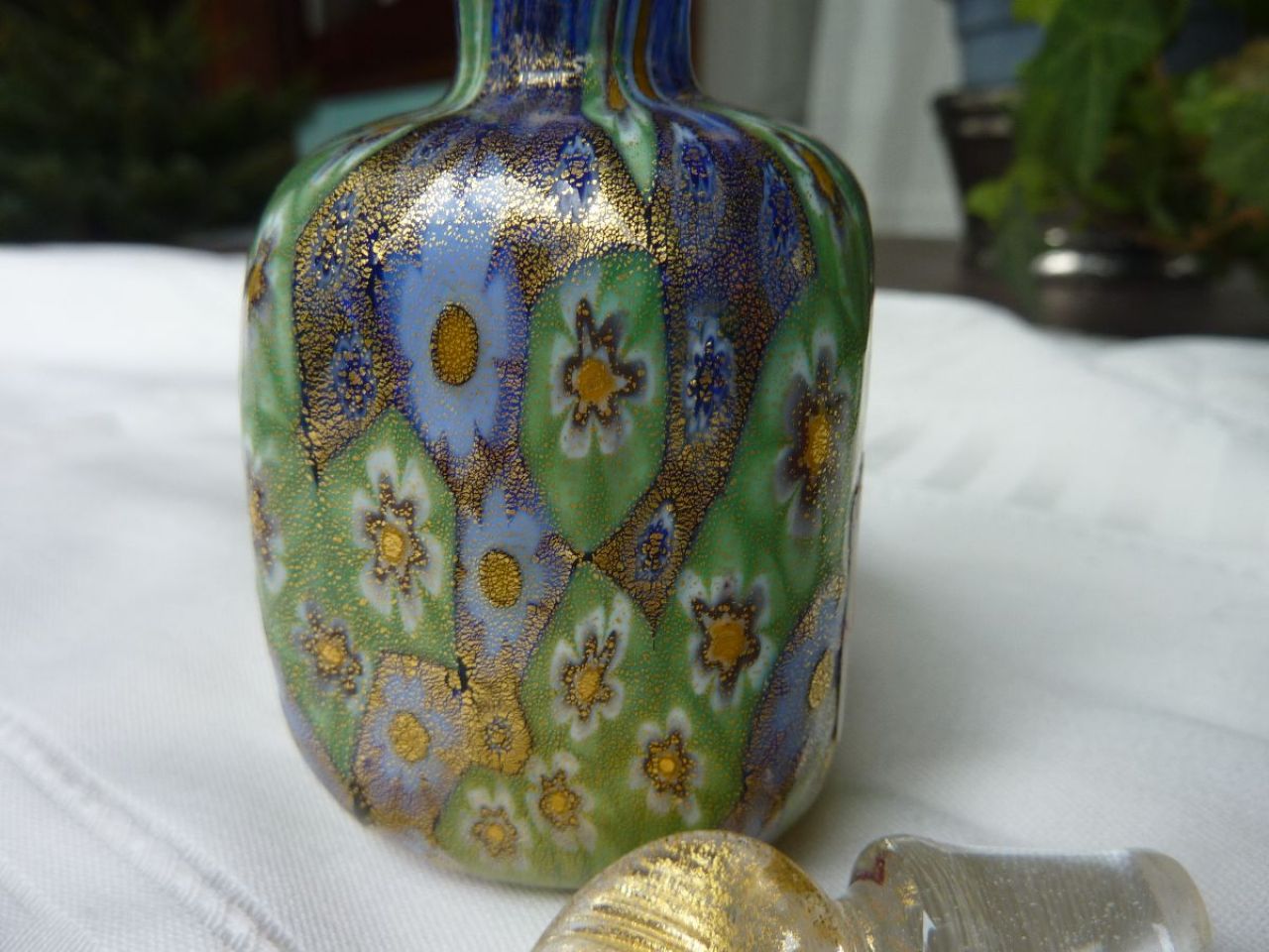 flacon en verre de Murano millefleur , verre soufflé, bouchon en cristal, feuille d'or à 24 carats, base carré