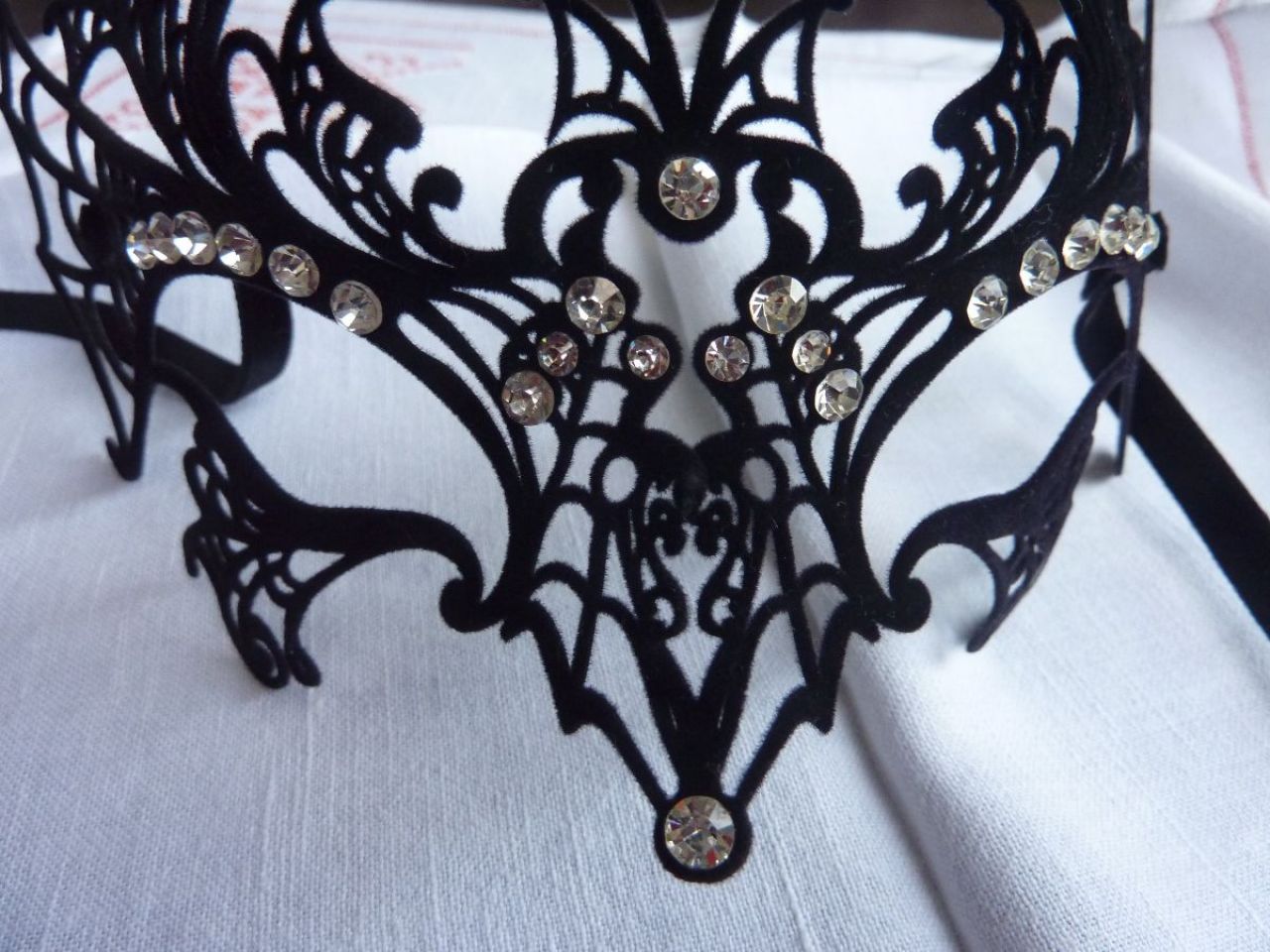 masque loup toile d’araignée en métal très léger recouvert de plumetis noir et avec strass