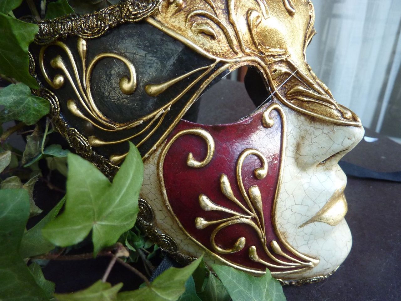 masque visage en papier mâché, décor à la feuille d'or sur fond blanc et rouge