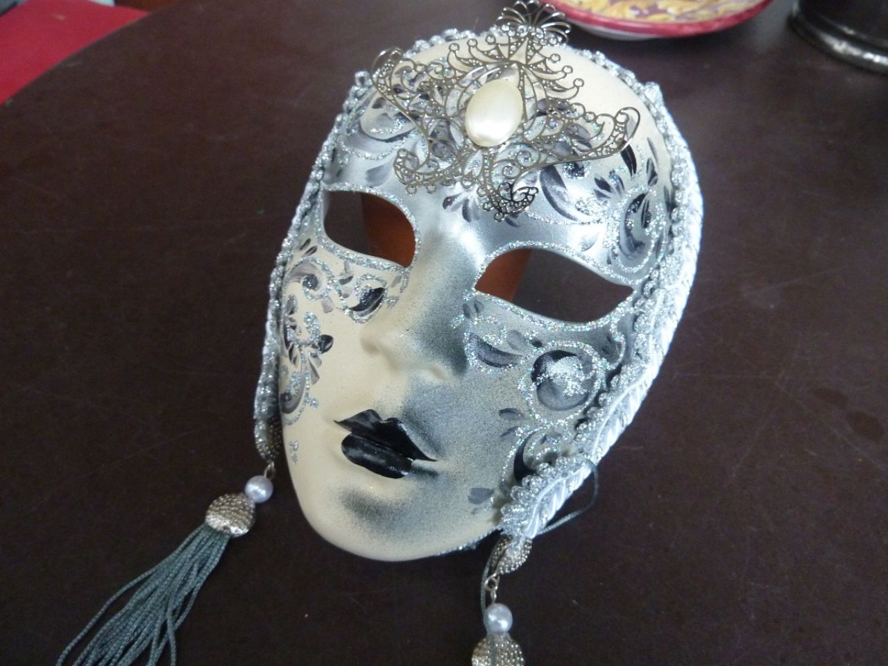 masque visage décoré à la main, couleur blanc et gris, joli bijoux sur le front, gallons et pampilles gris