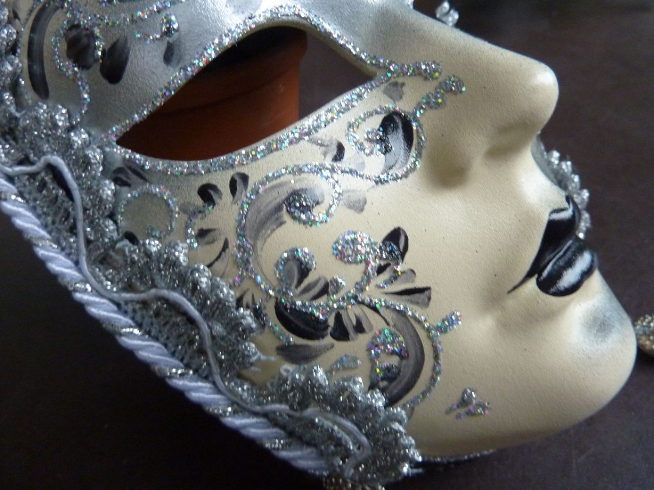 masque visage décoré à la main, couleur blanc et gris, joli bijoux sur le front, gallons et pampilles gris