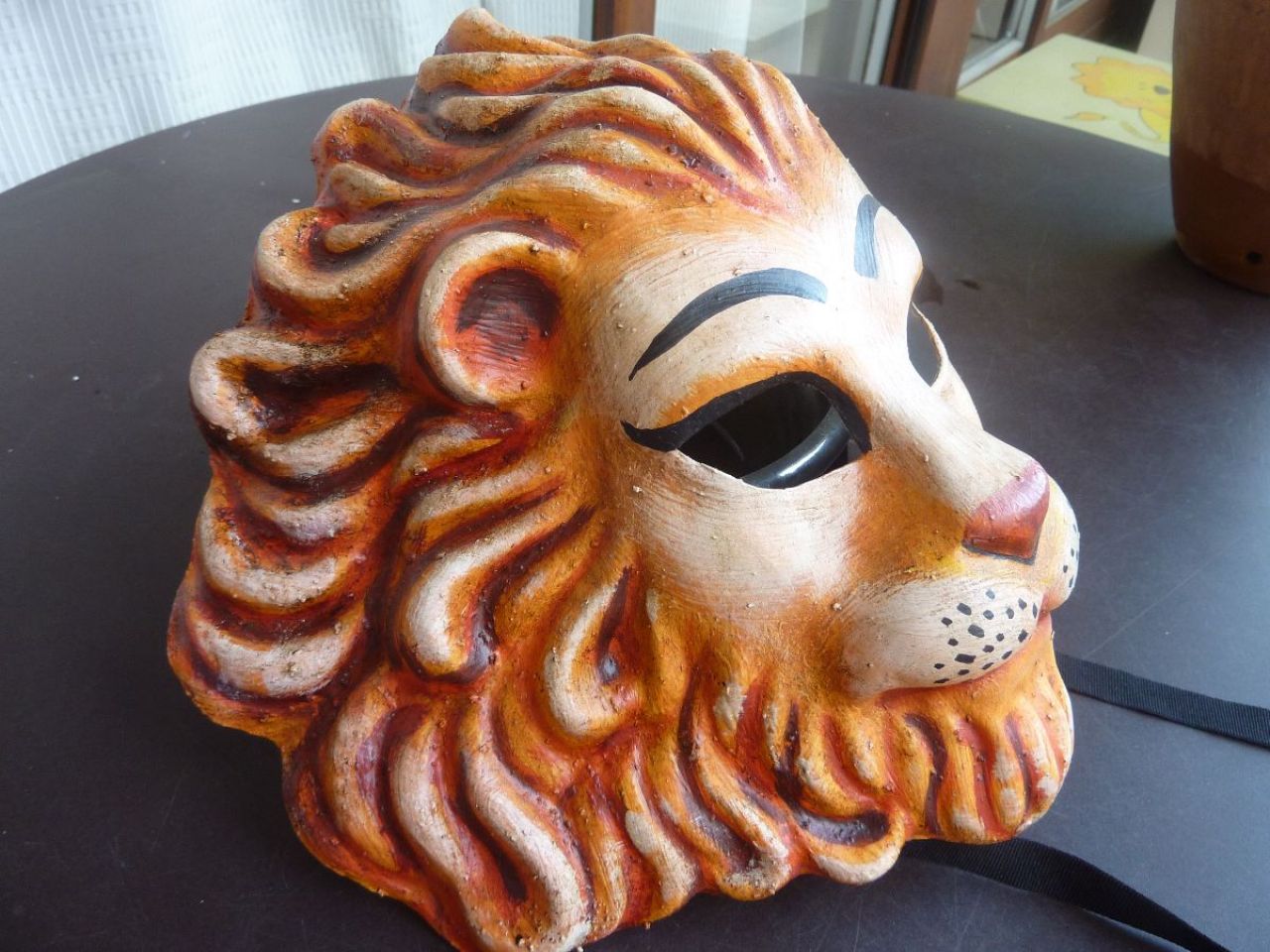 masque lion en papier mâché, peint à la main
