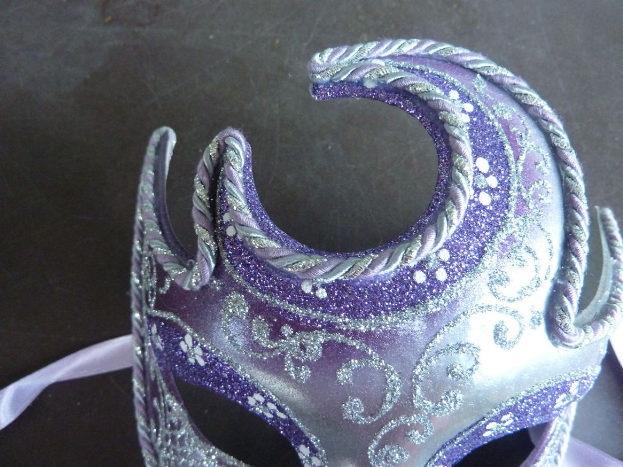 masque loup lune, couleur argent et mauve, décoration fait main,cordon argenté
