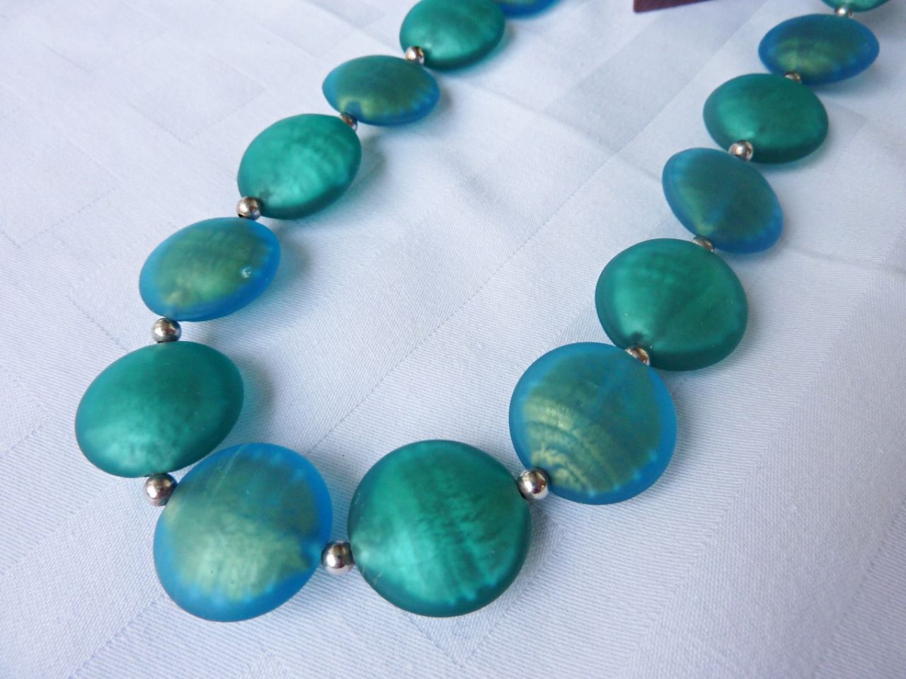 collier de perles rondes et bombées , incrustation d'or, cristal couleurs: bleu et vert 