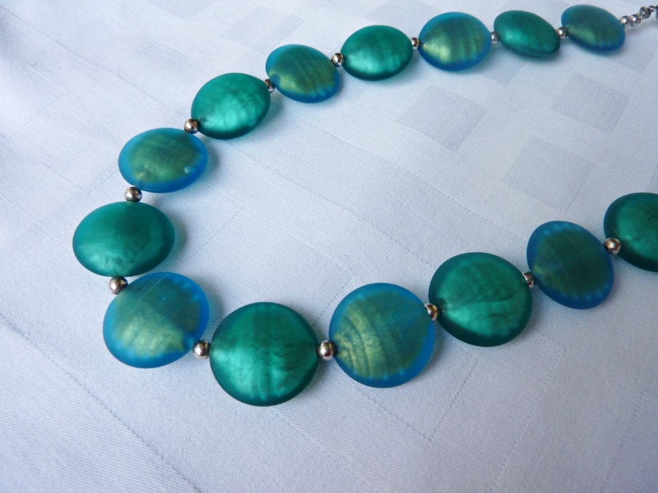 collier de perles rondes et bombées , incrustation d'or, cristal couleurs: bleu et vert 