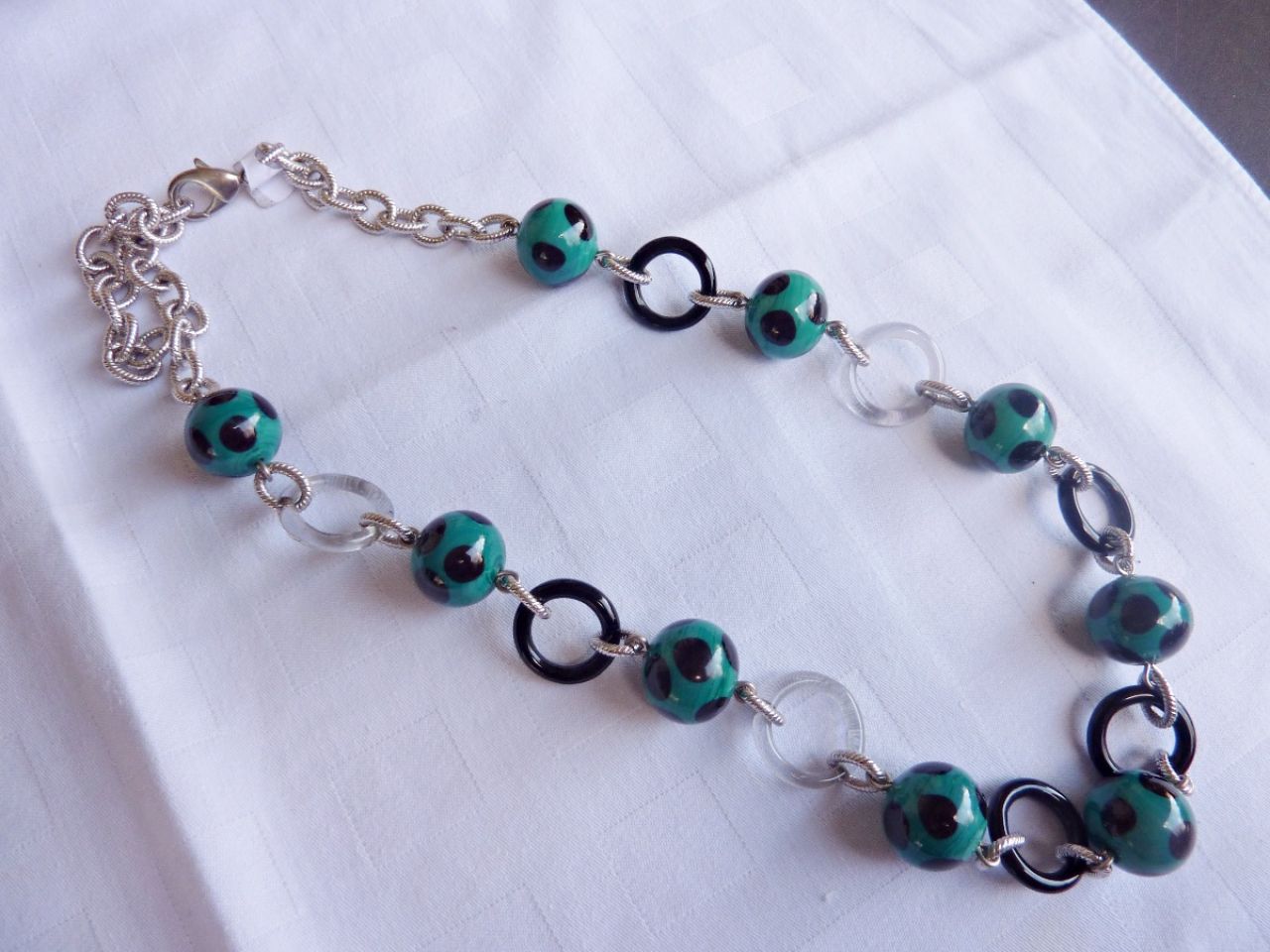 collier perles vert et pois noir, anneaux vert et transparents en verre , tout fait par des artisans de Murano
