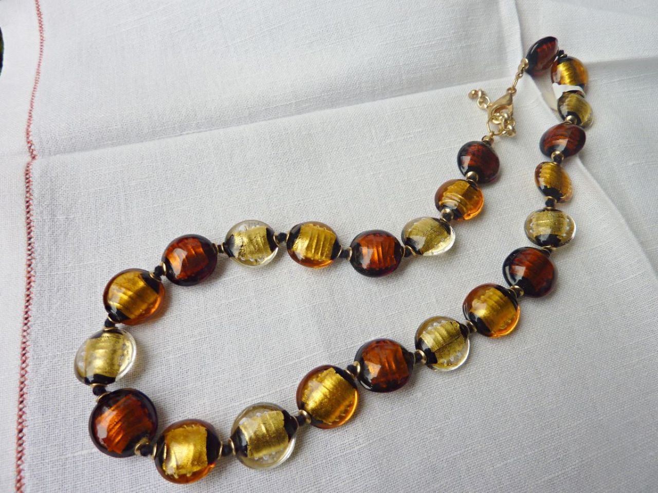 collier en perle de verre de Murano , fait main, incrustation de feuille d'or sur une base de verre noir recouverte de cristal , couleur transparent , topaze clair et foncé