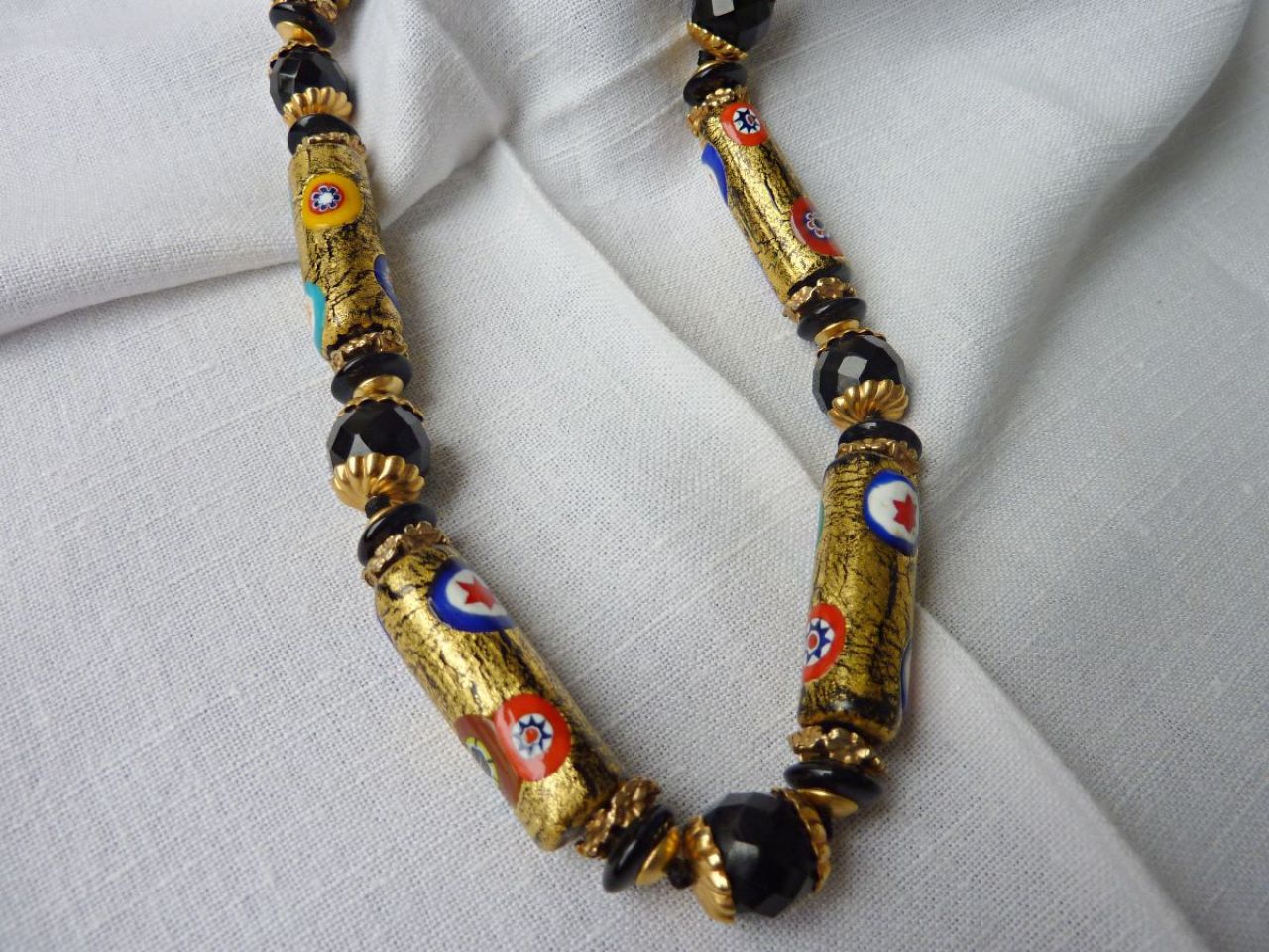 collier avec perle en verre de Murano fait main, incrustations de millefleurs application de feuille d'or à 24 carats sur fond noir, perle rondes en cristalnoir