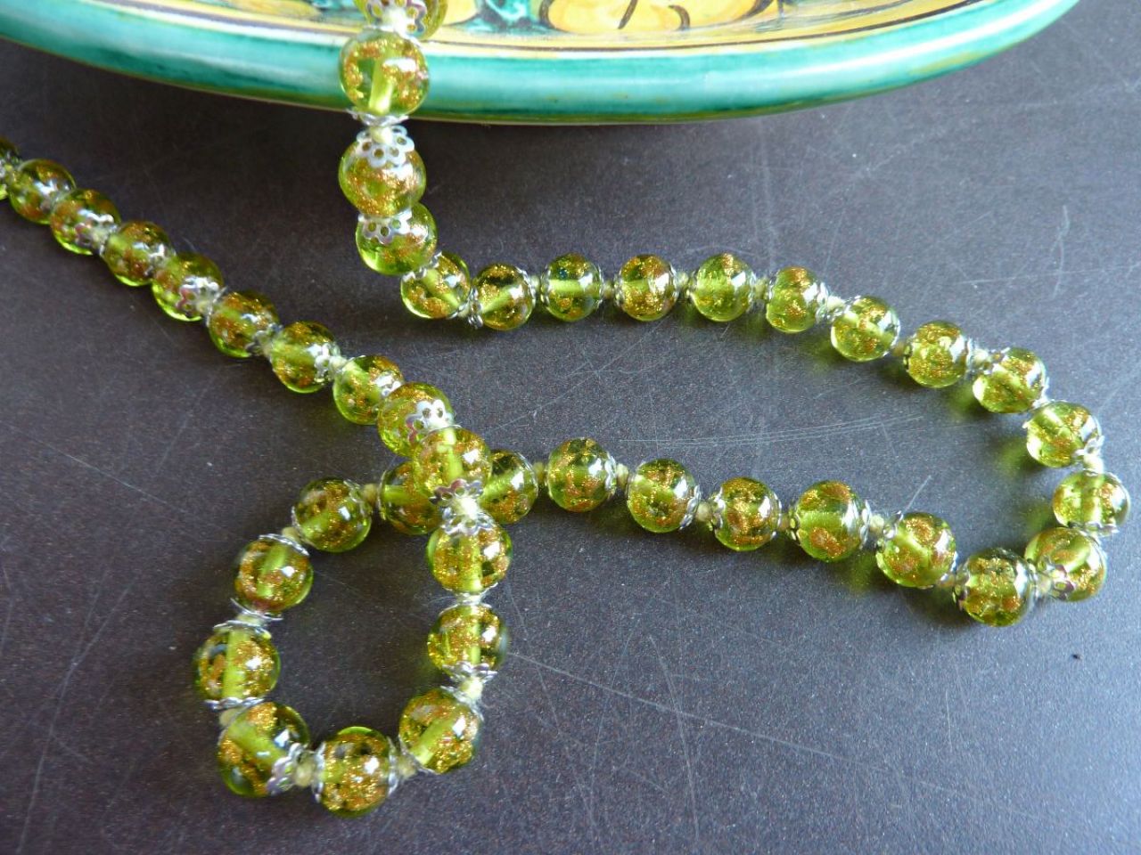  collier composés avec petites perles en verre de murano vert printemps montes sur fils de soie