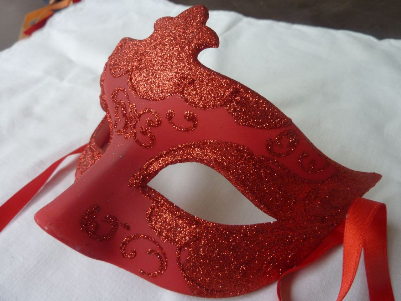 maque loup rouge, décoration à la main avec du glitter 