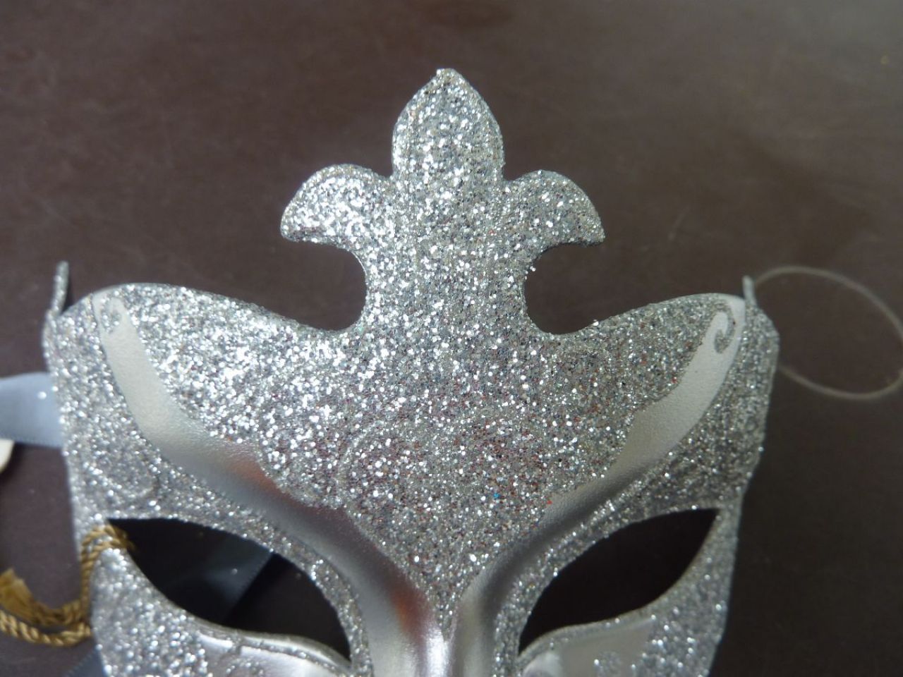 masque loup argenté, paillettes argenté, décoré à la main par les artisans vénitiens 