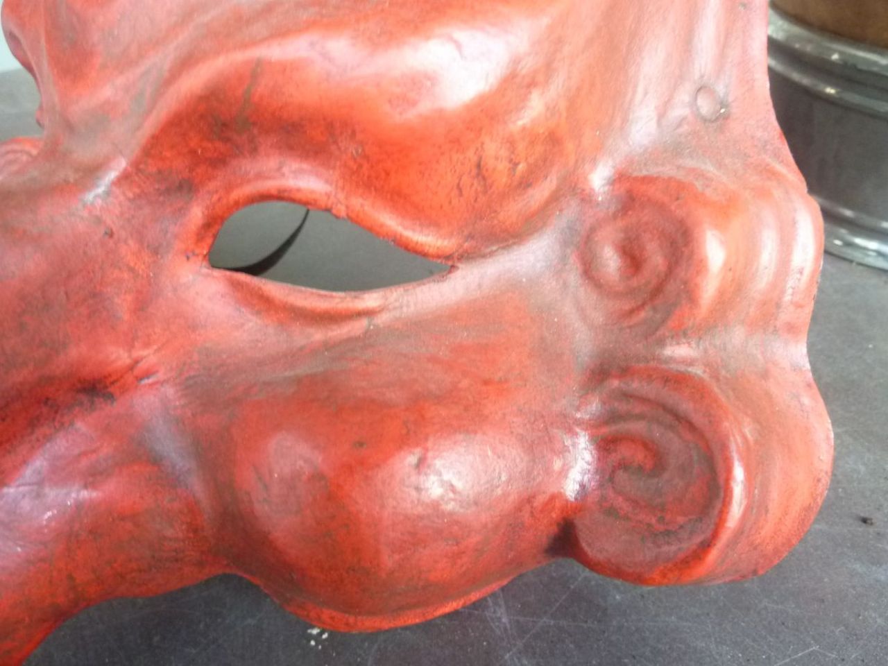 masque d'une figure traditionnelle de Venise, papier mâché,  fait à la main 