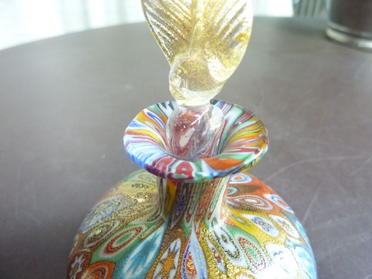 flacon à parfum décoration millefleur, verre soufflé recouvert d'une fine feuille d'or 
