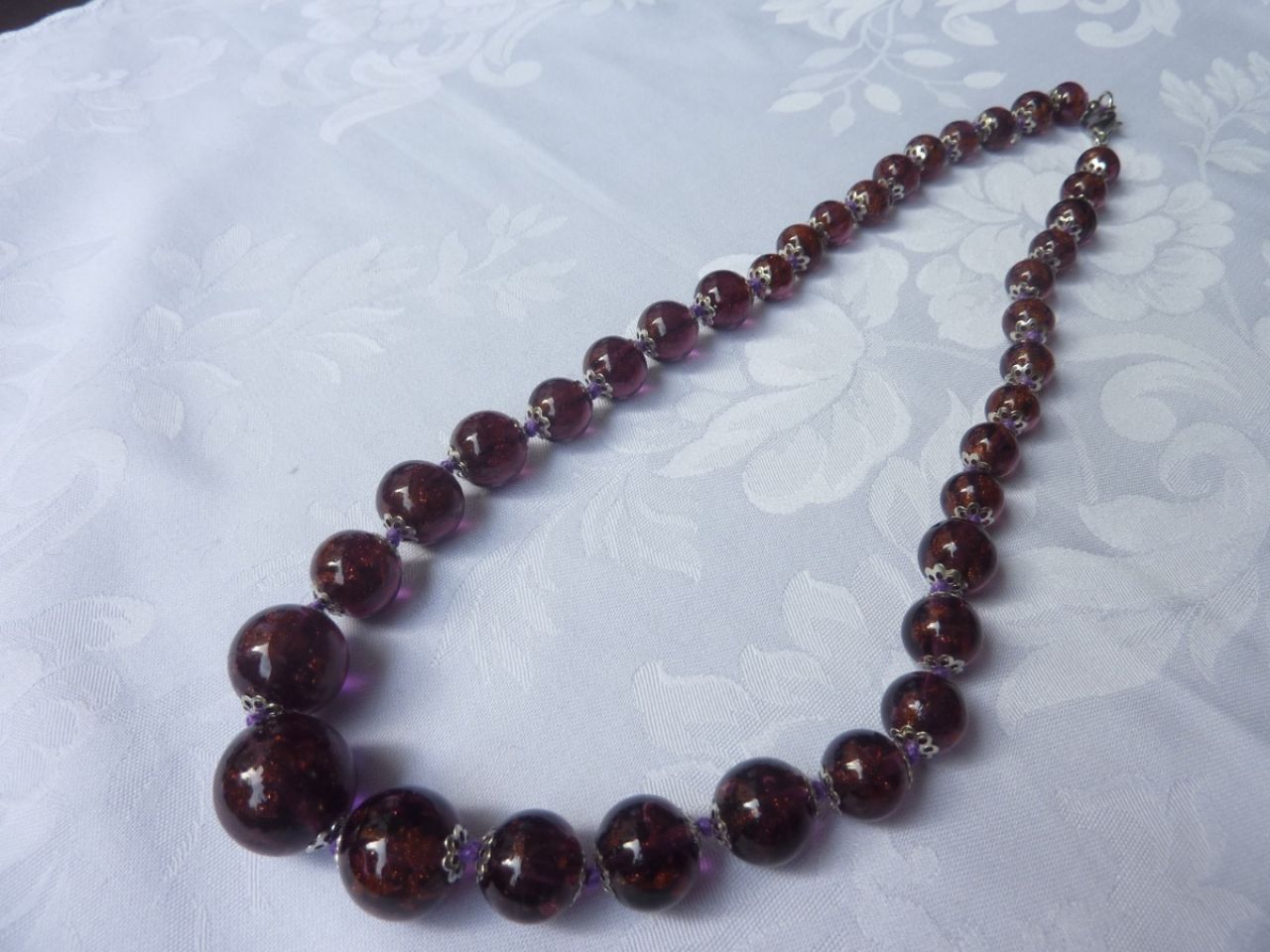 collier gradué en perles de verre de Murano , couleur mauve foncé, fil de soie mauve, fermeture argenté. 