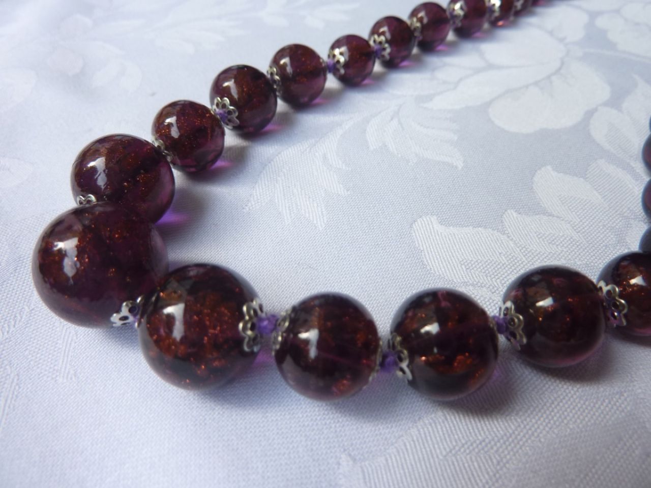 collier gradué en perles de verre de Murano , couleur mauve foncé, fil de soie mauve, fermeture argenté. 
