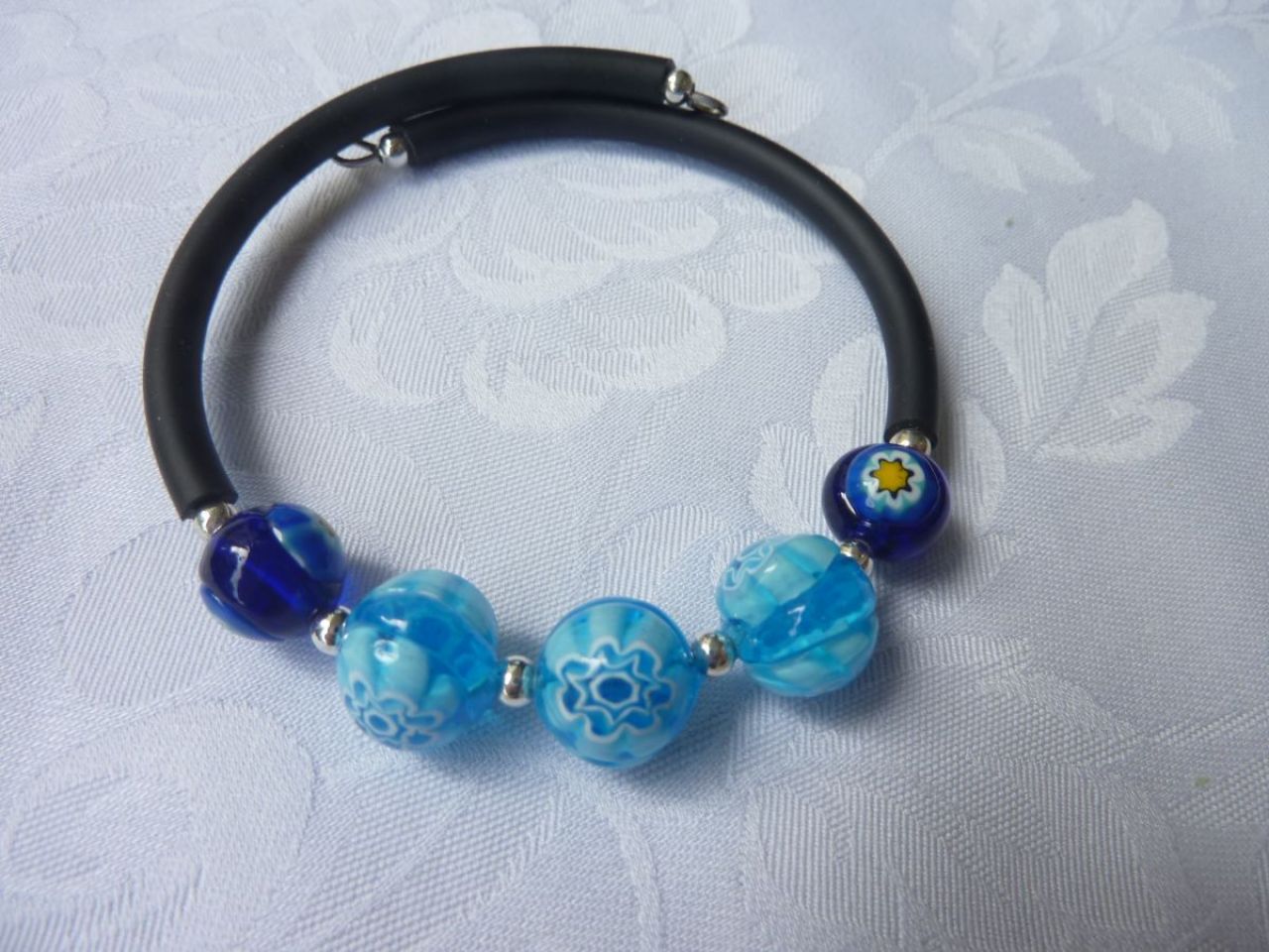 bracelet caoutchouc et perles rondes en verre millefleur couleur bleu 