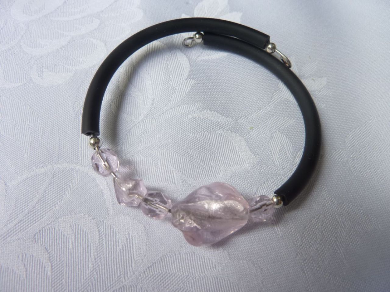 bracelet caoutchouc  et perle roses en verre de murano