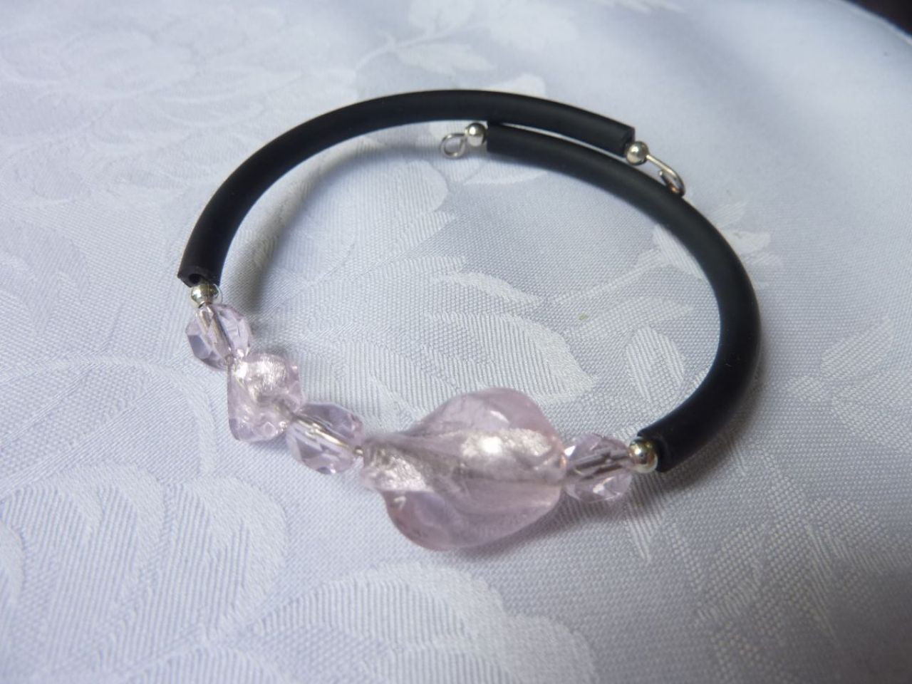 bracelet caoutchouc  et perle roses en verre de murano