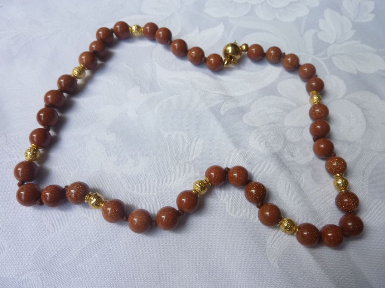 collier en verre di "avventurina", couleur cuivre , petites perles rondes intercaler à éléments en métal doré