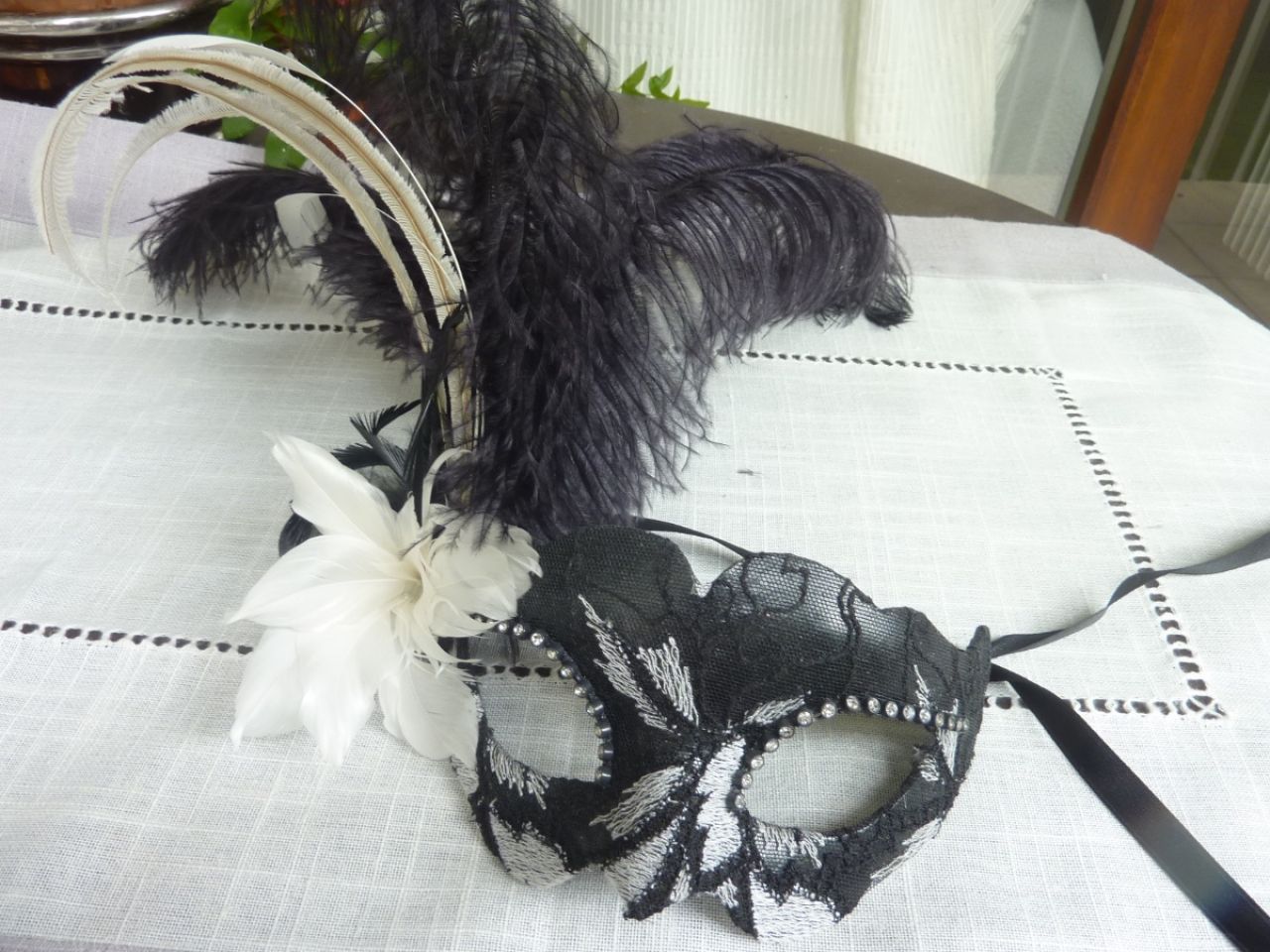 masque loup avec plumes d'autruche recouvert de tissu brodé , strass, couleur blanc et noir 