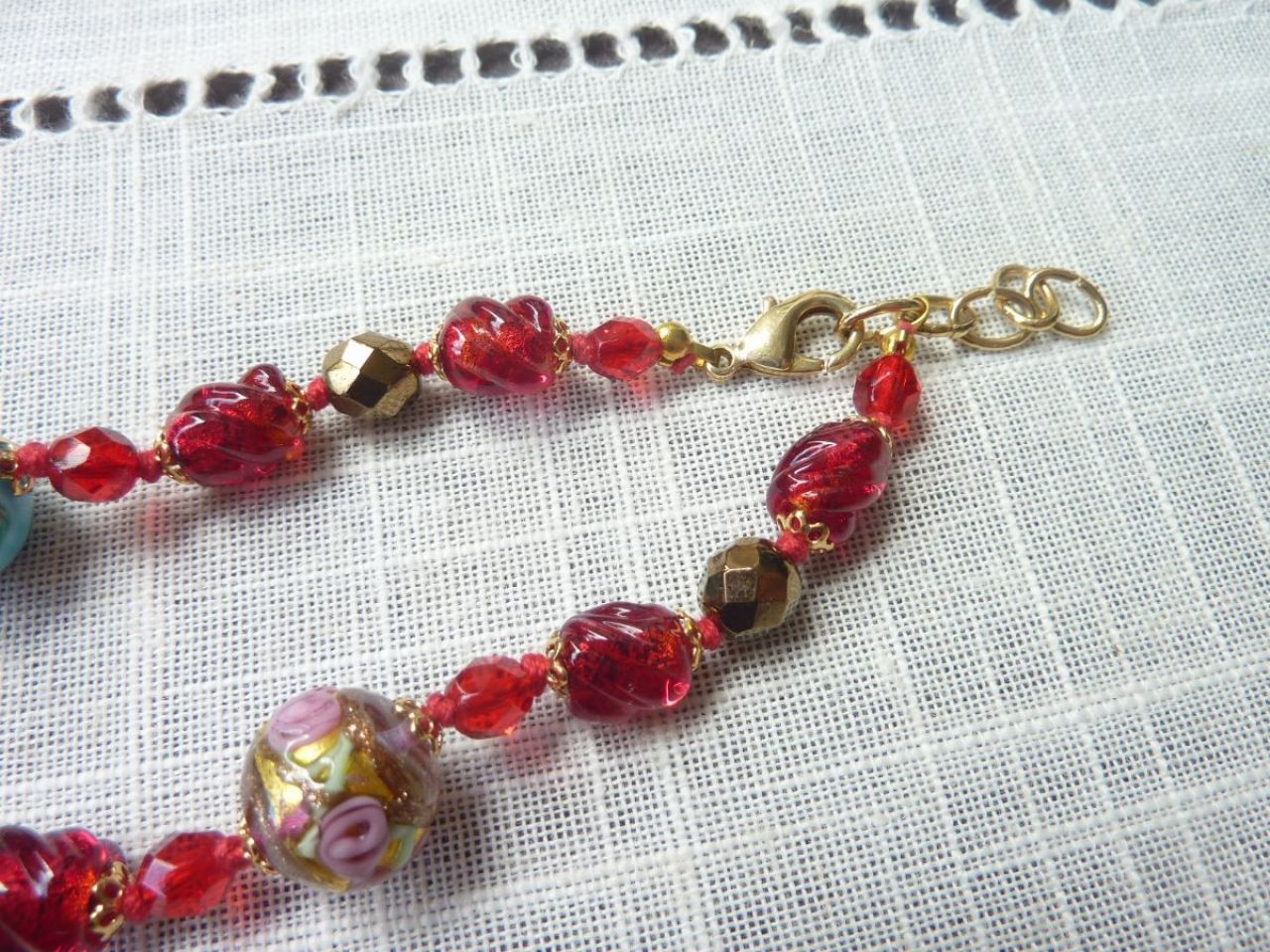 coller avec perles en verre de murano fait main, composition de perles rouges et perles multicolores travaillées " fiorato venezi
ano"